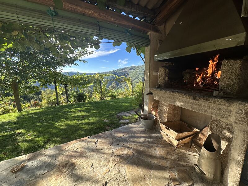 Wood-fired barbecue on the terrace with views over the slopes of the Miño