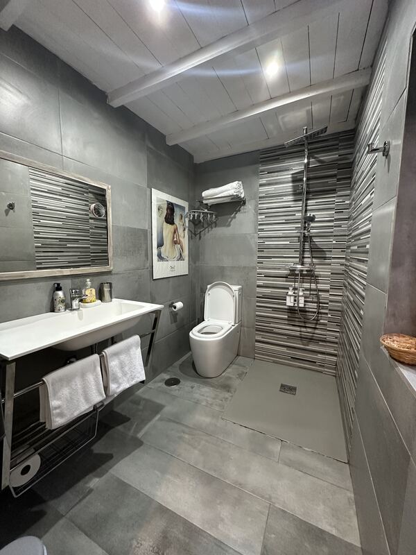 En-suite wet-room bathroom with rain shower at Casa da Viña