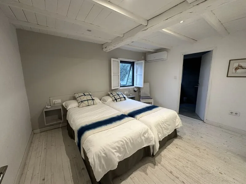 Second twin bedroom with valley view at the restored schoolhouse